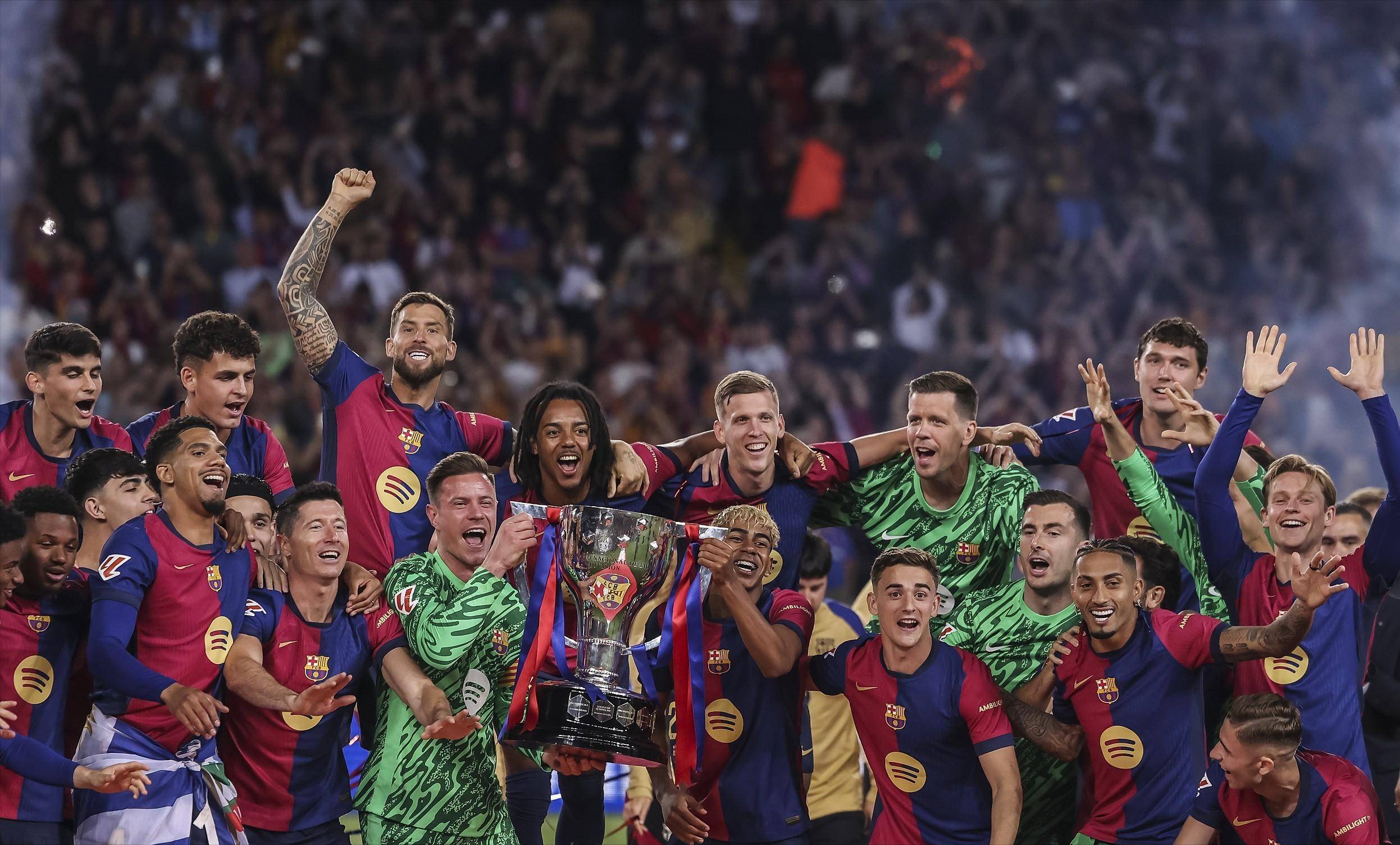 谭龙效力亚泰8年陪球队降级又冲超，如今再次跟随球队降级（谭龙八年亚泰生涯，历经降级与冲超，如今再度随队降级）