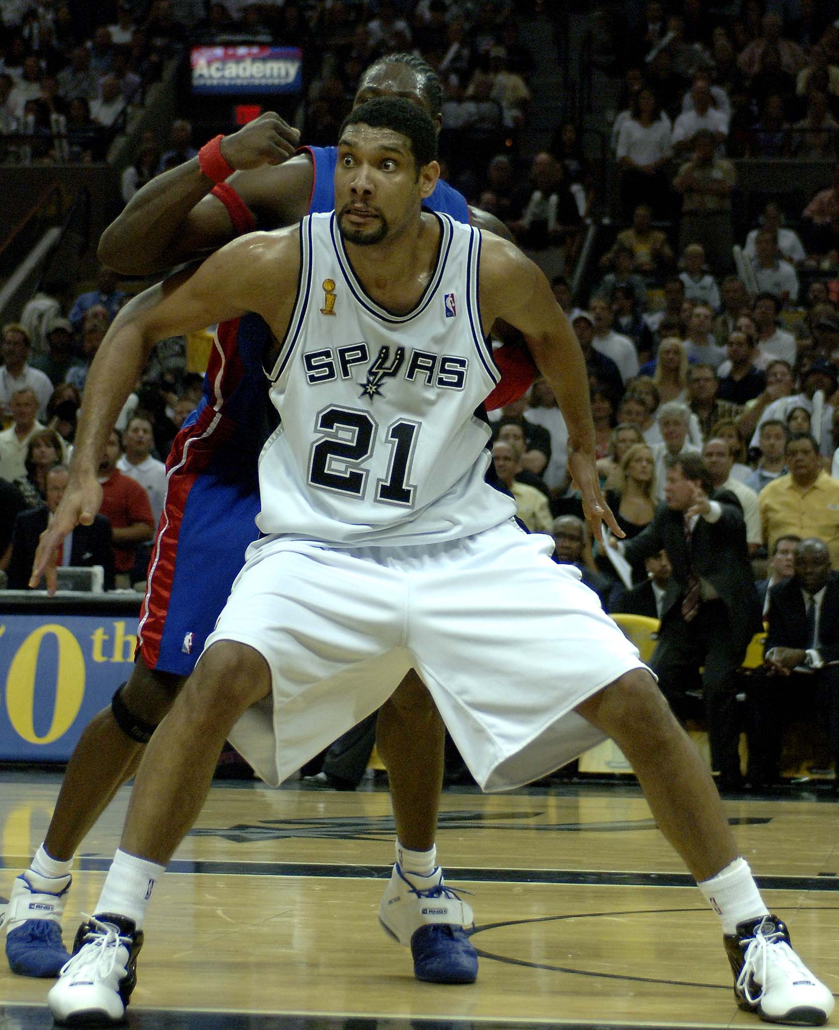 里程碑，国安后卫李磊已代表中国俱乐部出战300场比赛（国安后卫李磊迎来职业里程碑：代表中国俱乐部出场300次）