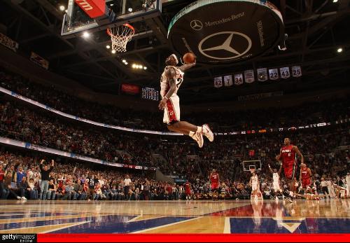 曼联对阵西汉姆联：德利赫特缺席，阿莫林调整阵容迎战（曼联迎战西汉姆：德利赫特缺阵，阿莫林变阵出击）