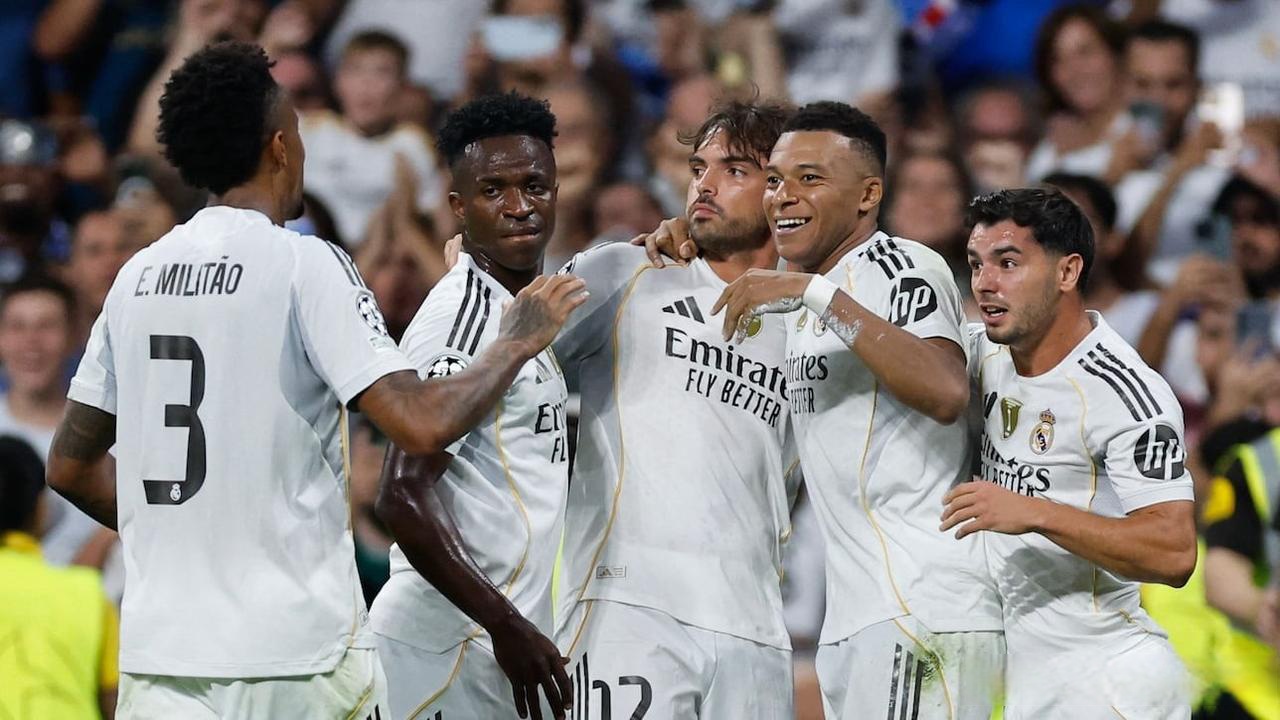 慎入，尼日利亚超比赛中一球员被对方球迷冲进场内割喉（慎入：尼日利亚联赛惊魂，对方球迷闯入赛场割喉球员）