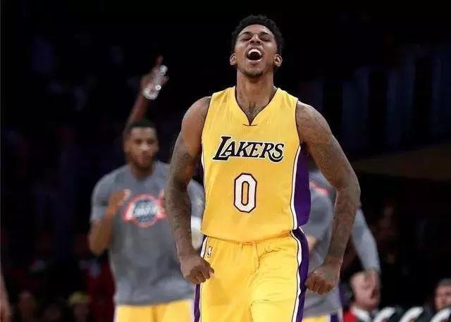 足球曝巴黎双星关系紧张，更衣室氛围引担忧（巴黎两巨星被指不和，更衣室氛围引发担忧）