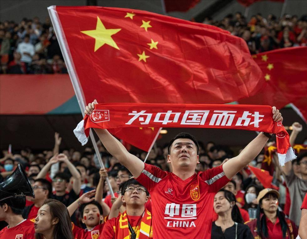 球迷看得手心冒汗（心跳时刻，球迷直捏一把汗）