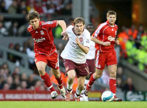 巴萨梅西任意球破门助球队领先（梅西任意球破门，巴萨先拔头筹）