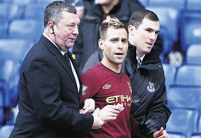 久常凉在比赛中手滑，球杆脱手刚好砸在了自己的小球上（久常凉比赛中手滑，脱手球杆意外砸中自己的球）