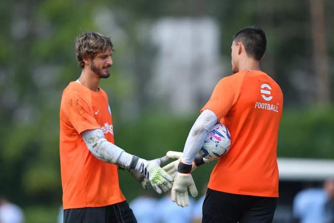 内马尔膝盖手术由曾效力上海海港的爱德华多主刀（前上海海港球员爱德华多为内马尔进行膝盖手术）