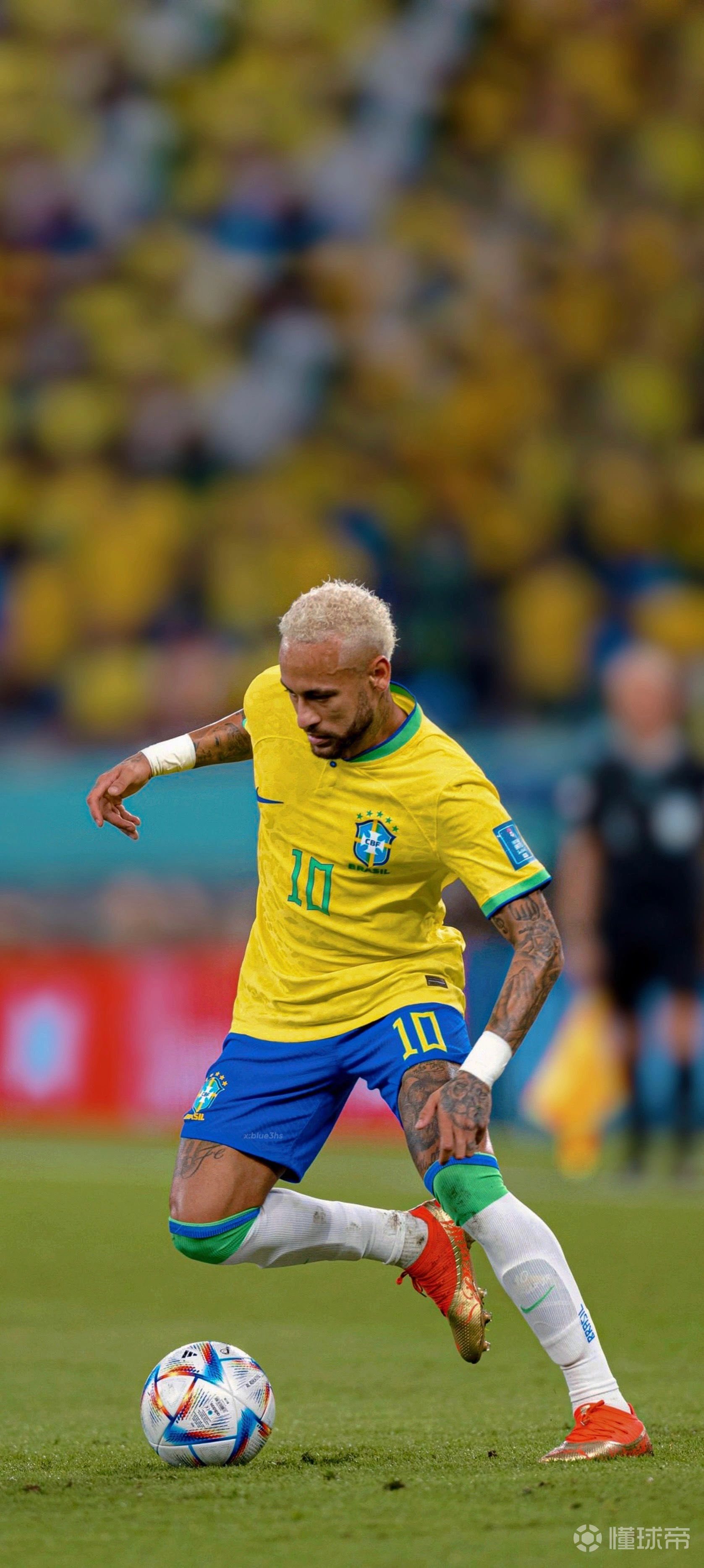 世界杯三个东道主墨加美依次被分至ABD三组，不用参与抽签（世界杯东道主墨西哥、加拿大、美国直接落位A、B、D组三，无需抽签）