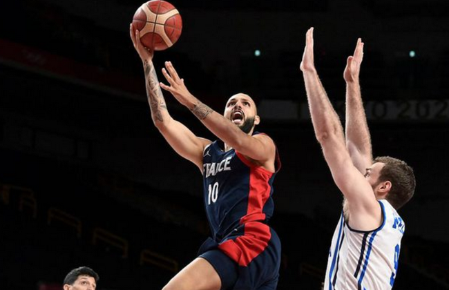 每体：一名巴萨球迷因点燃焰火导致公交车起火被逮捕（每体：巴萨球迷燃放焰火致公交起火，已被警方拘捕）