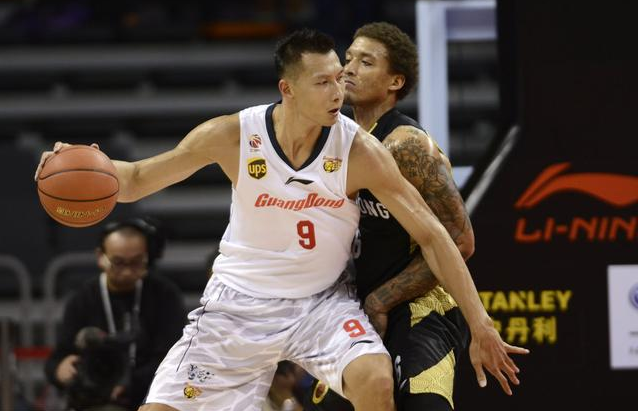 支持球队！欧文坐在场边观看独行侠对阵湖人的比赛（欧文现身场边，助威独行侠对阵湖人）