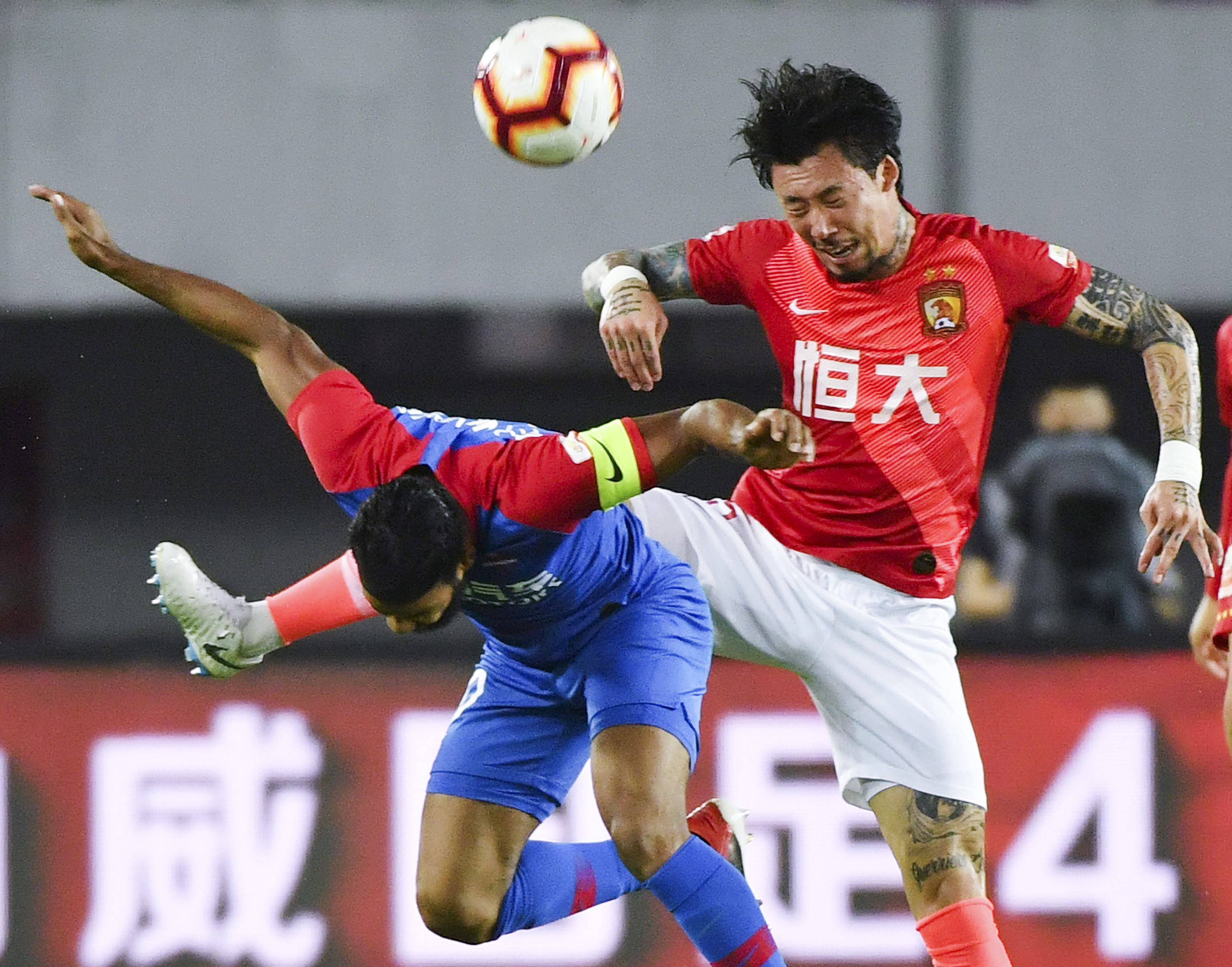 C罗打趣：詹姆斯是个好人，但我头发比他多！（C罗调侃：詹姆斯人很好，不过我头发比他多！）