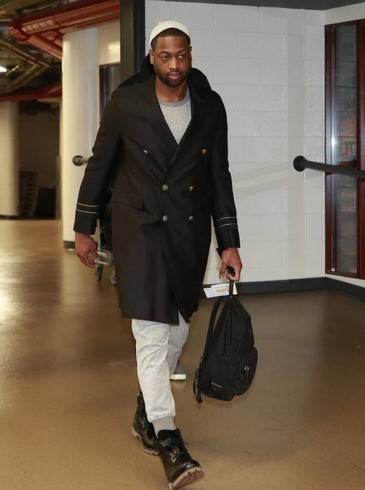 诺威尔彰显NBA级水准！战广州砍30分+战广东半场24分（诺威尔展现NBA级统治力：战广州轰30分，战广东半场拿下24分）