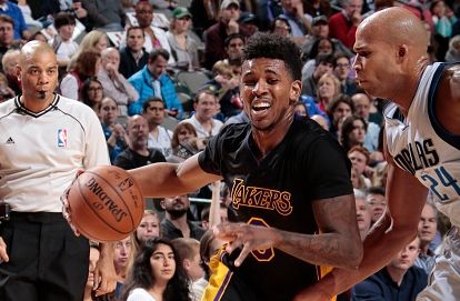 疯狂开火，拉菲尼亚狂晒数据荣誉回应落选FIFPRO年度最佳11人（火力全开！拉菲尼亚晒数据与荣誉，正面回应无缘FIFPRO年度最佳11人）